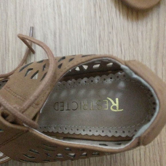 Restricted Open toe laced up Heel Shoes - Picture 2 of 6